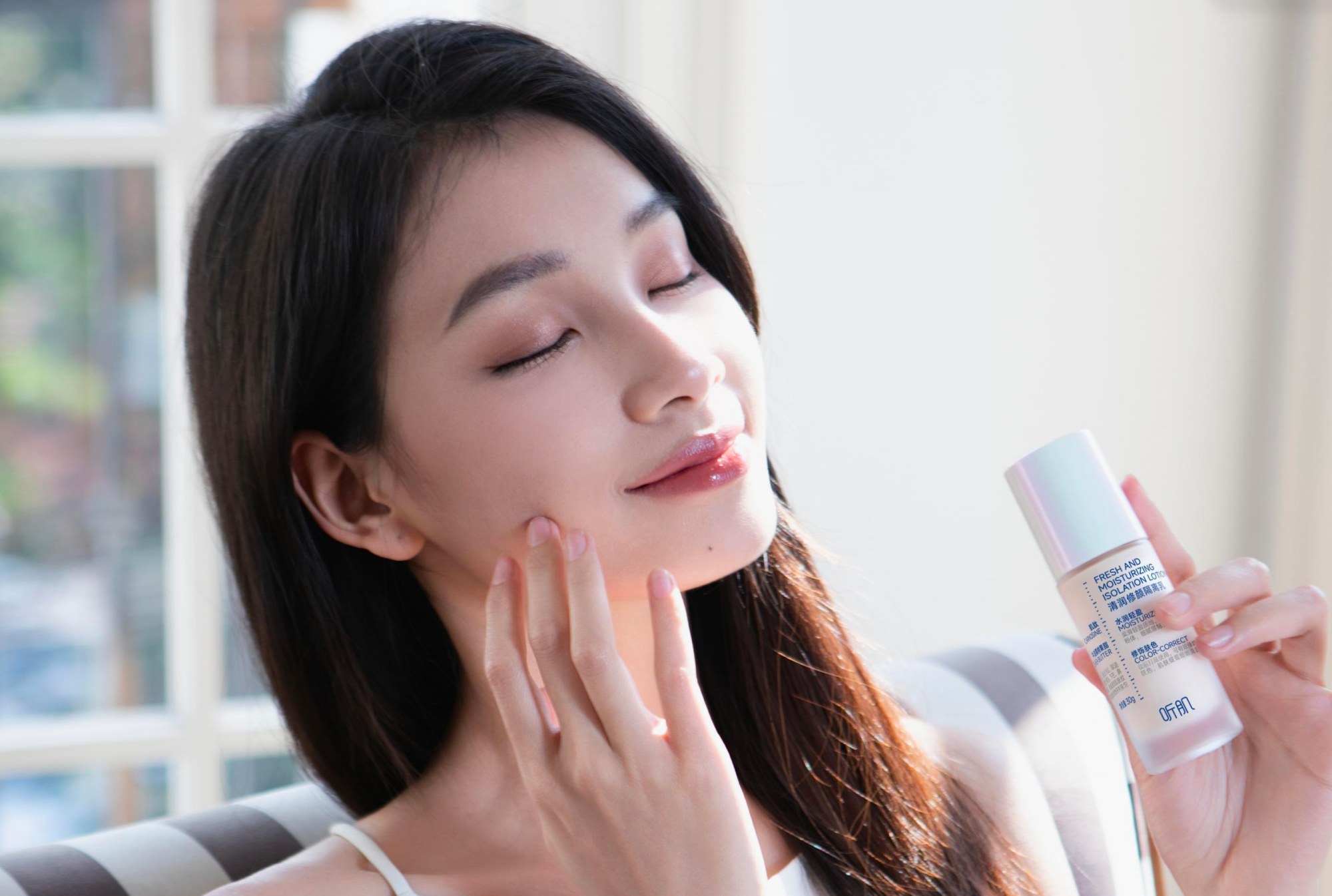 听肌清润修颜隔离乳模特使用场景图